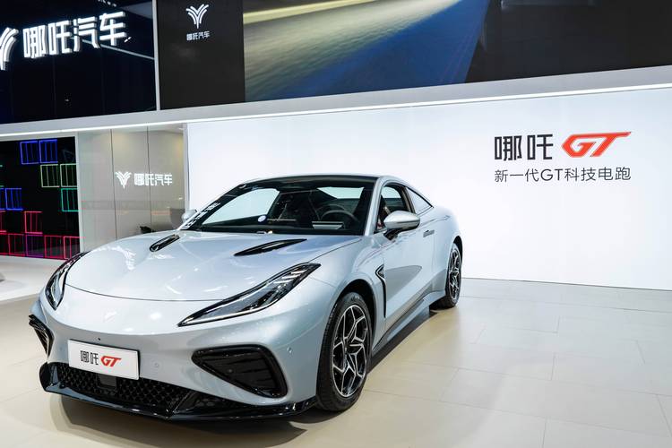 广州251哪吒汽车在智能汽车领域的表现，领途汽车在新能源汽车市场中的影响力